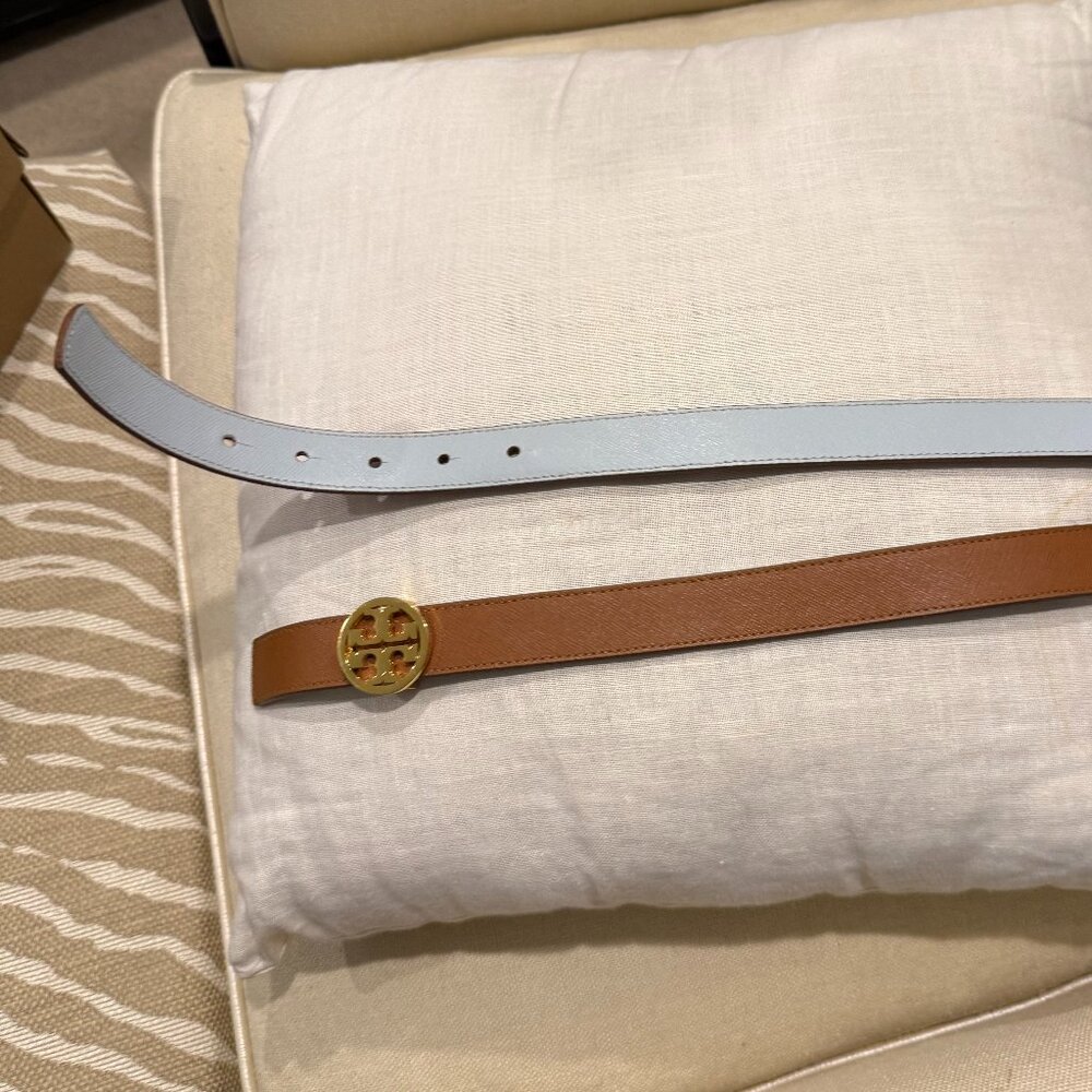 Tory Burch Belt with gold emblem belt buckle and reversible strap. - Picture 2 of 2